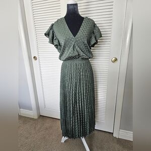 Max Studio Green Dress Pleats Vneck  flutter Sleeves Elastic Waist Midi Size Med